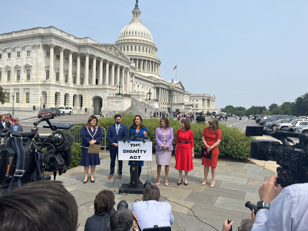 here we gooo — 

bipartisan immigration presser draws a full gaggle of press. 

also spotted in the crowd: el superstar immigration influencer @cespina1998