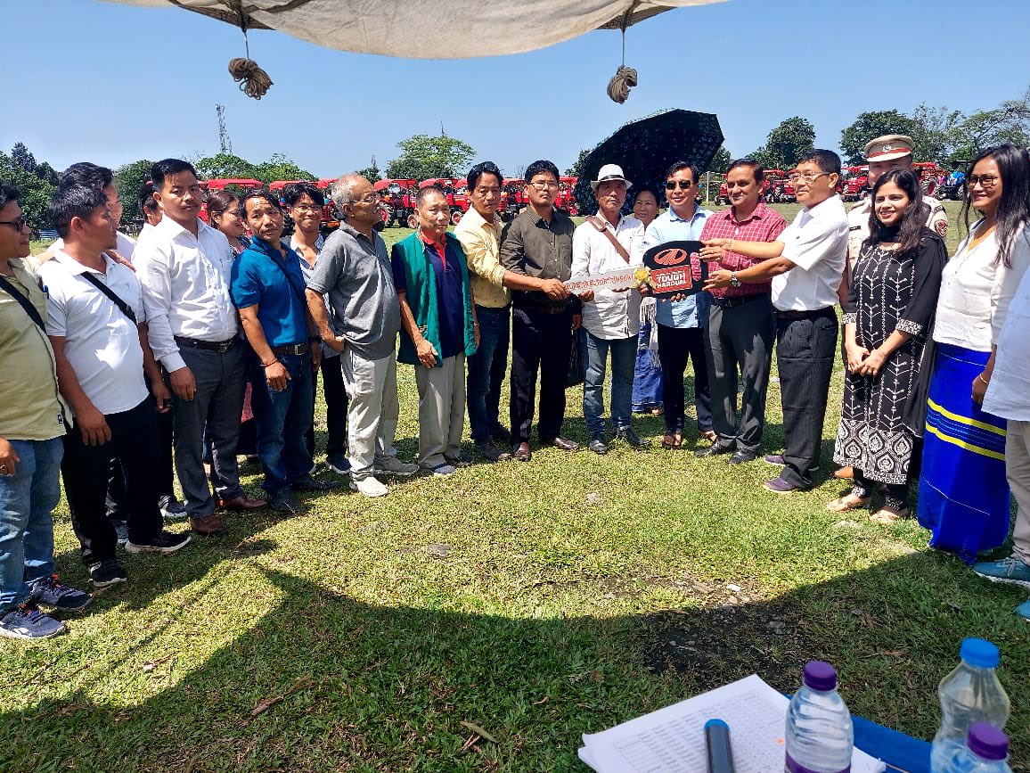 ToktilM's tweet photo. Principal Secretary (Agri Prod), Shri Sandeep Kumar and Commissioner (Agri) Shri Bidol Tayeng flagged-off 38nos of tractors under Atma Nirbar Krishi Yojna &amp; SMAM for the year 2022-23 at Roing in LDV.

They also visited oilpalm nursery &amp; 3-F Oilpalm factory at 9kilo Jia. https://t.co/7N9fk0899a