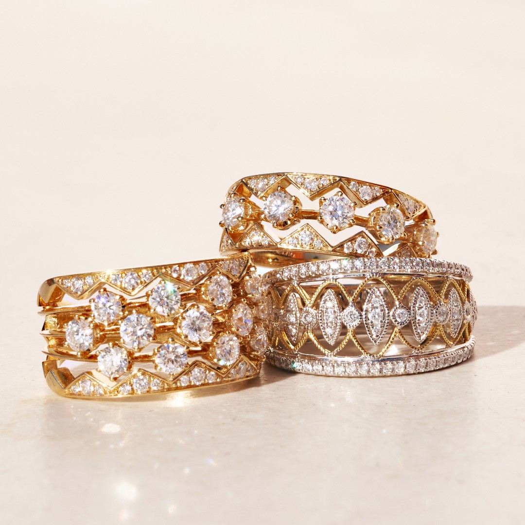 SimonGJewelry's tweet image. A mesmerizing combination of elegance and sparkle ✨ 
Shop this style and more: bit.ly/45jw6wm
#diamondstack #ringstacking #diamonddreams #stackedrings #sparklingstack