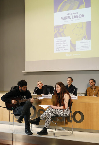 deustoPhoto's tweet photo. 16/05/2023 - Presentada en Deusto Ni ez naiz Mikel Laboa, novela gráfica sobre Mikel Laboa https://t.co/qID8lybxLR https://t.co/rRbOeyApiR