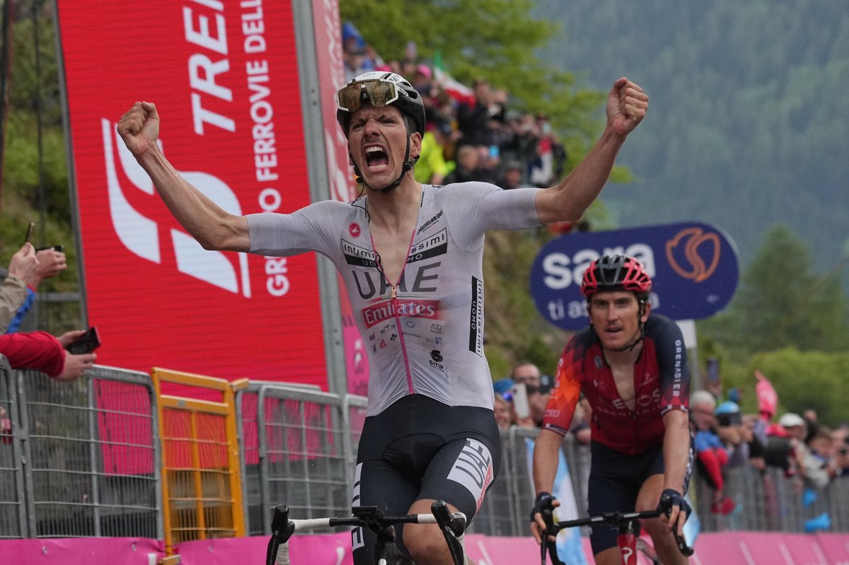 🔥 @JooAlmeida98 🇵🇹 gana en Monte Bondone! . 🔥 @JooAlmeida98 🇵🇹 takes stage win on Monte Bondone! #Giro #GirodItalia