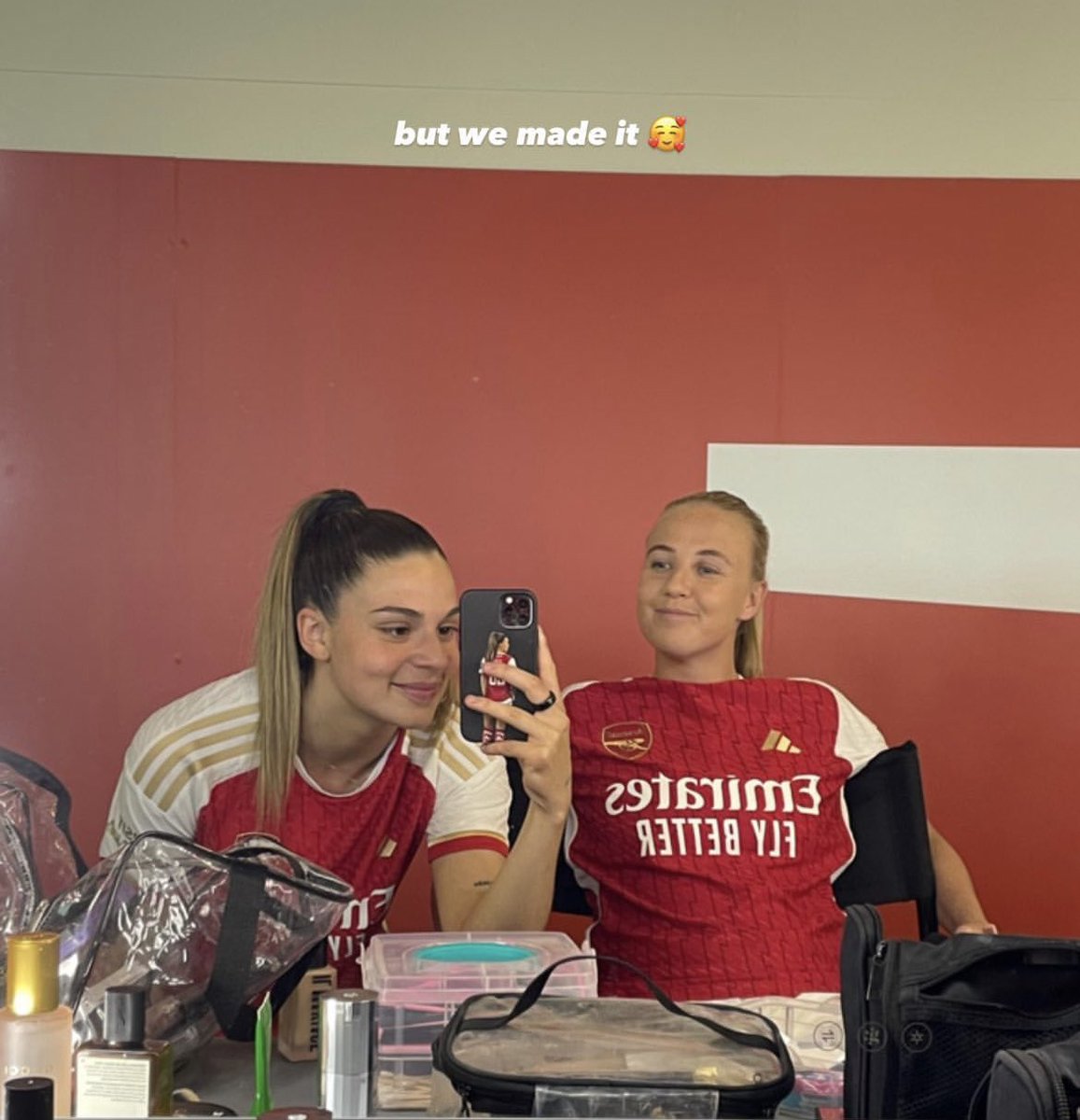 Arsenal Women’s Gio Queiroz accidentally leaking the new Arsenal home kit on her Instagram story, alongside Beth Mead. 👀😂 [@awfclips] #afc