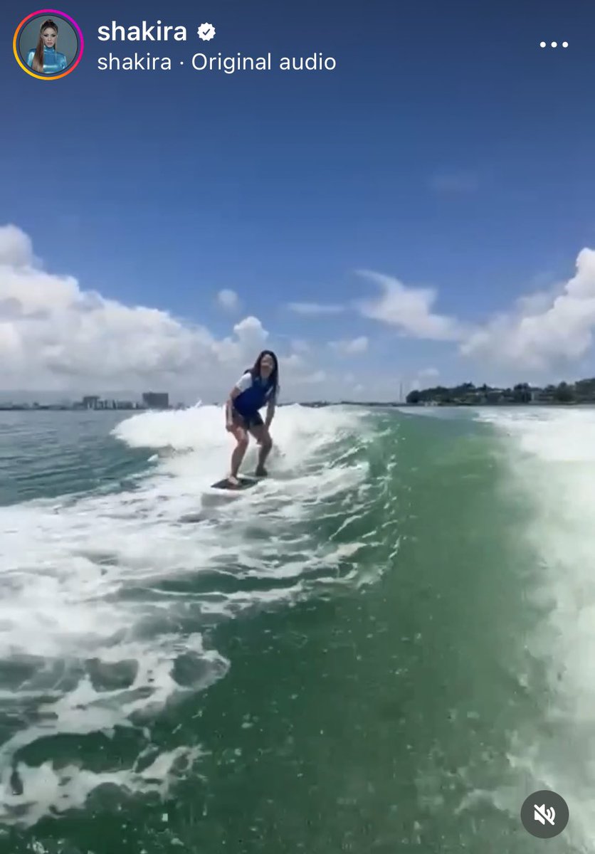 Pepii_M's tweet photo. Shakira a los 46 haciendo surf // Yo a los 28 intentando existir https://t.co/3uze9uaFNd