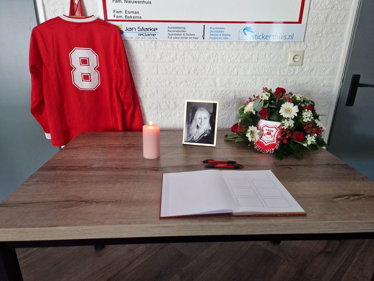 VVBellingwolde's tweet image. Na aanleiding van het overlijden van één van onze speelsters van het dames elftal is er in de kantine een gedenkplek ingericht om een condoleance te tekenen. De kantine is vanaf vanavond tot en met vrijdag tussen 19:00 en 20:00 open.