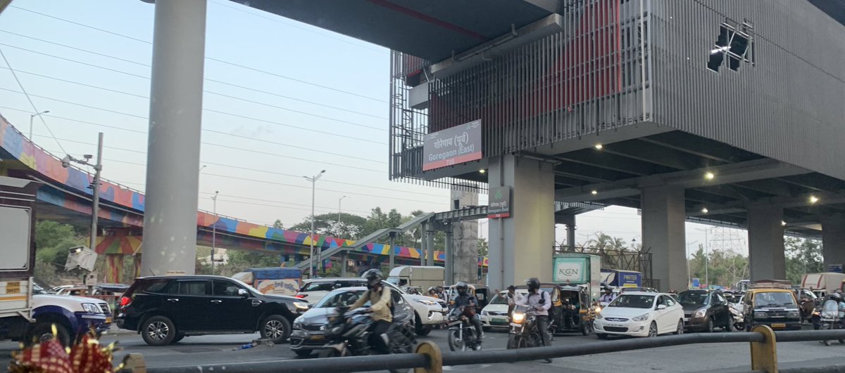 vikramghosh22's tweet photo. There is a huge traffic jam near Hub Mall, below Mrinaltai Gore Flyover everyday during evening time. Its a daily nuisance and don’t see any traffic cops inspite of daily issue. Please address this  @MTPHereToHelp @MumbaiPolice #HubMall #NKP #Goregoaneast https://t.co/7RtYlqOYOL
