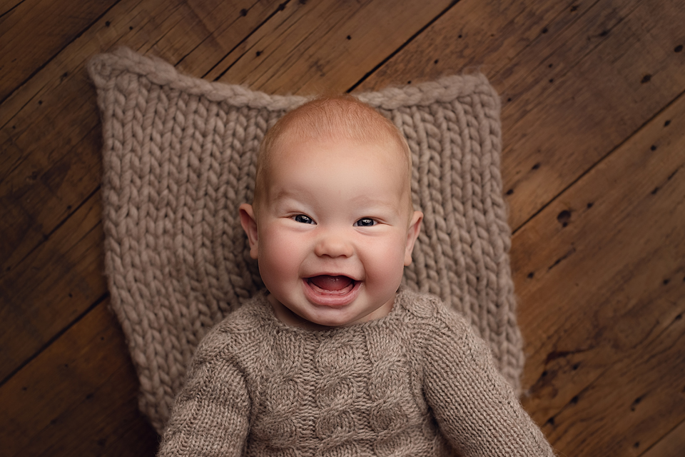 I dare you to look at this photo and not smile :) Happy Boy 6 months ♥ #minnesotababyphotography #babyphotographerinminnesota #blainebabyphotographer #minnesotamom #minnesotababy #milestone #6months #forestlakeminnesota #minnesotaphotographer