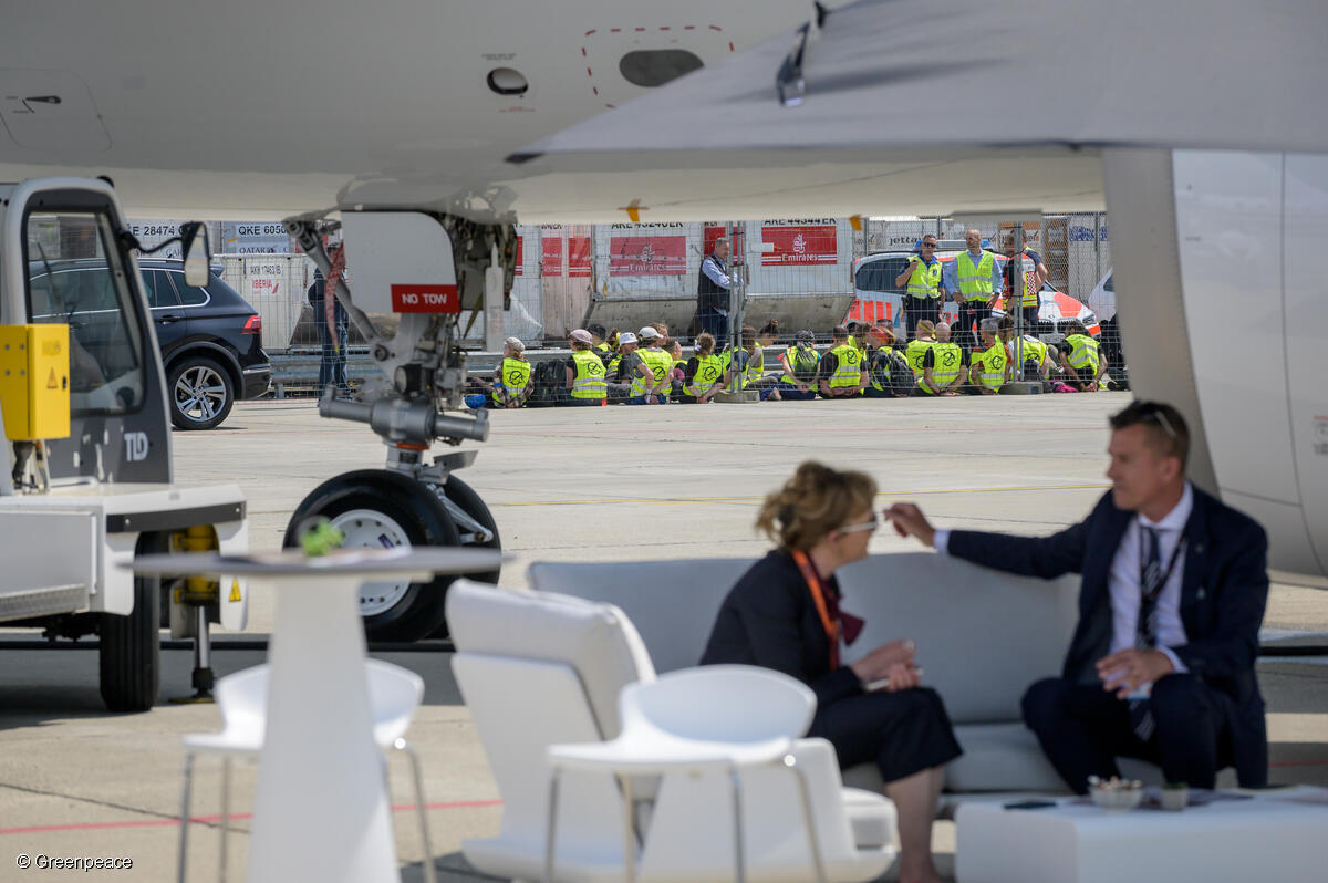 Earlier today while the super-rich were enjoying another blissful day at Europe’s largest private jet fair #EBACE2023 in Switzerland, over 100 climate activists arrived on the scene to spoil their party.

#BanPrivateJets 

greenpeace.org/banprivatejets

A thread 👇🧵✈️