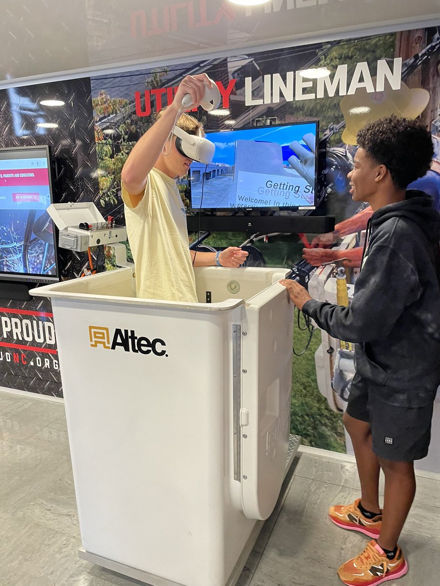 huskycareers's tweet photo. Amazing learning today using virtual reality and simulations inside the @beprobeproudnc at @HHS_Huskies #skilltrades https://t.co/wWQ36mEXrW
