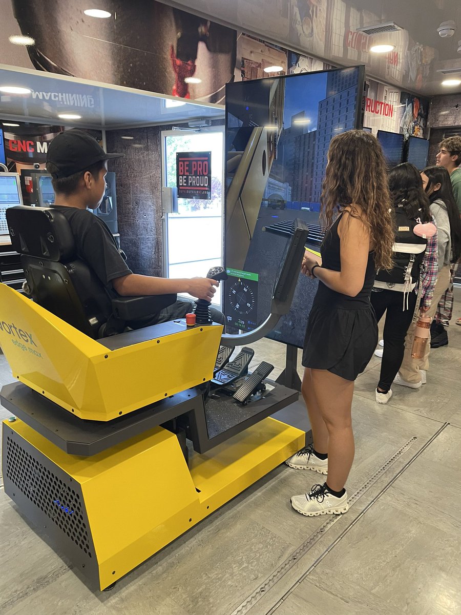 huskycareers's tweet photo. Amazing learning today using virtual reality and simulations inside the @beprobeproudnc at @HHS_Huskies #skilltrades https://t.co/wWQ36mEXrW