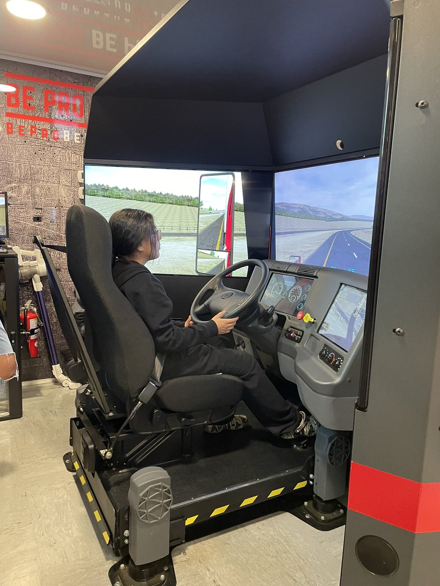 huskycareers's tweet photo. Amazing learning today using virtual reality and simulations inside the @beprobeproudnc at @HHS_Huskies #skilltrades https://t.co/wWQ36mEXrW