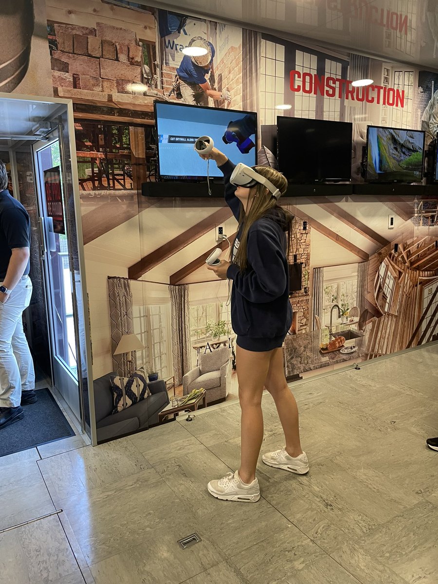 huskycareers's tweet photo. Amazing learning today using virtual reality and simulations inside the @beprobeproudnc at @HHS_Huskies #skilltrades https://t.co/wWQ36mEXrW