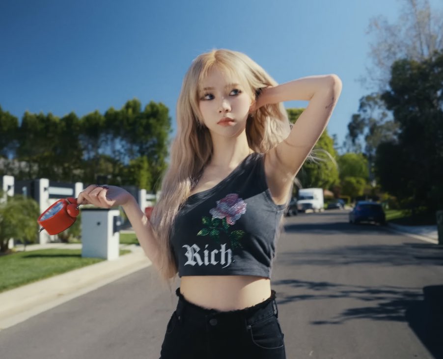 kwntrsgf's tweet photo. oh twins their tops https://t.co/6Rdv5IisYC