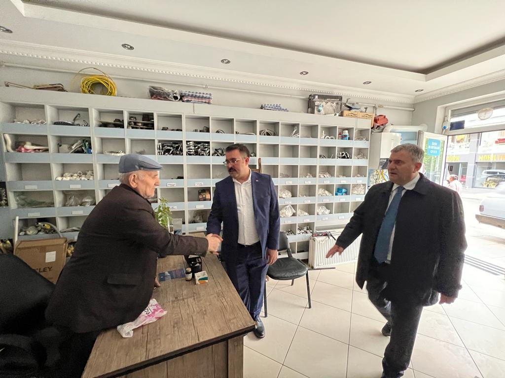 DrAbdulvahapshn's tweet photo. 📍Çubuk 

*ESNAF ZİYARETİ* 

İlçe Başkanımız Sn Erhan KUŞCU ve Belediye Başkanımız Sn @avbakidemirbas ile İlçemizin kıymetli esnaflarını ziyaret ederek hayırlı işler bol kazançlar diledik. 

#Türkiyeyüzyılı
#Doğruadamlayoladevam https://t.co/po6JaKmDZN