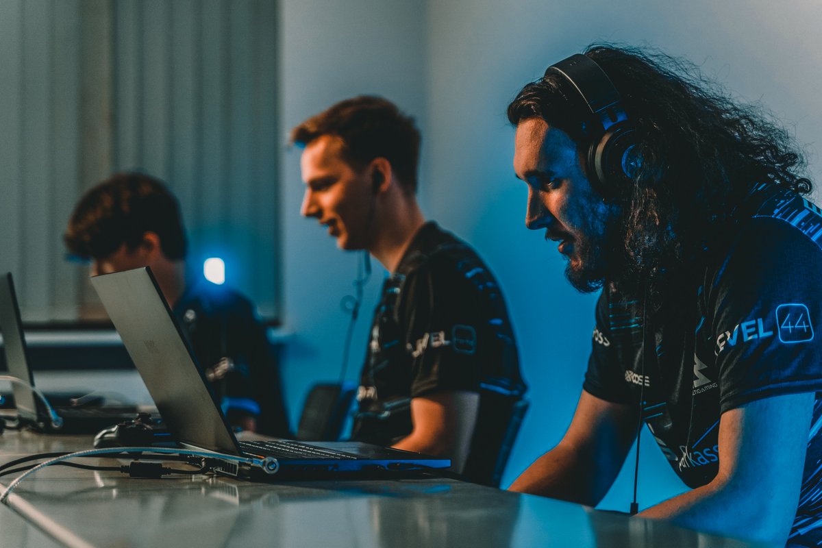 Am 13.05. traten unsere #RocketLeague-Teams bei den #LNCMasters an. Die 17. Lange Nacht der Computerspiele in der <a href="/HTWKLeipzig/">HTWK Leipzig</a> zog über 2000 Gäste an. Unsere Jungs mussten sich im Turnier unter anderem gegen <a href="/LeipzigeSports/">Leipzig eSports e.V.</a> und <a href="/HSMWesports/">HSMW Esports</a> (@hsmw) durchsetzen.

#LIMITSNOTFOUND💙