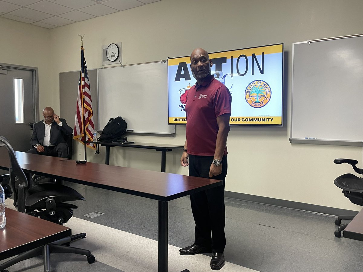 CPSRosaF's tweet image. .@MiamiPD hosting @Dedication2Comm along with @BBBSMiami &amp;amp; students from Law enforcement Memorial high School, sharing knowledge among each other @AlbertGuerraMPD