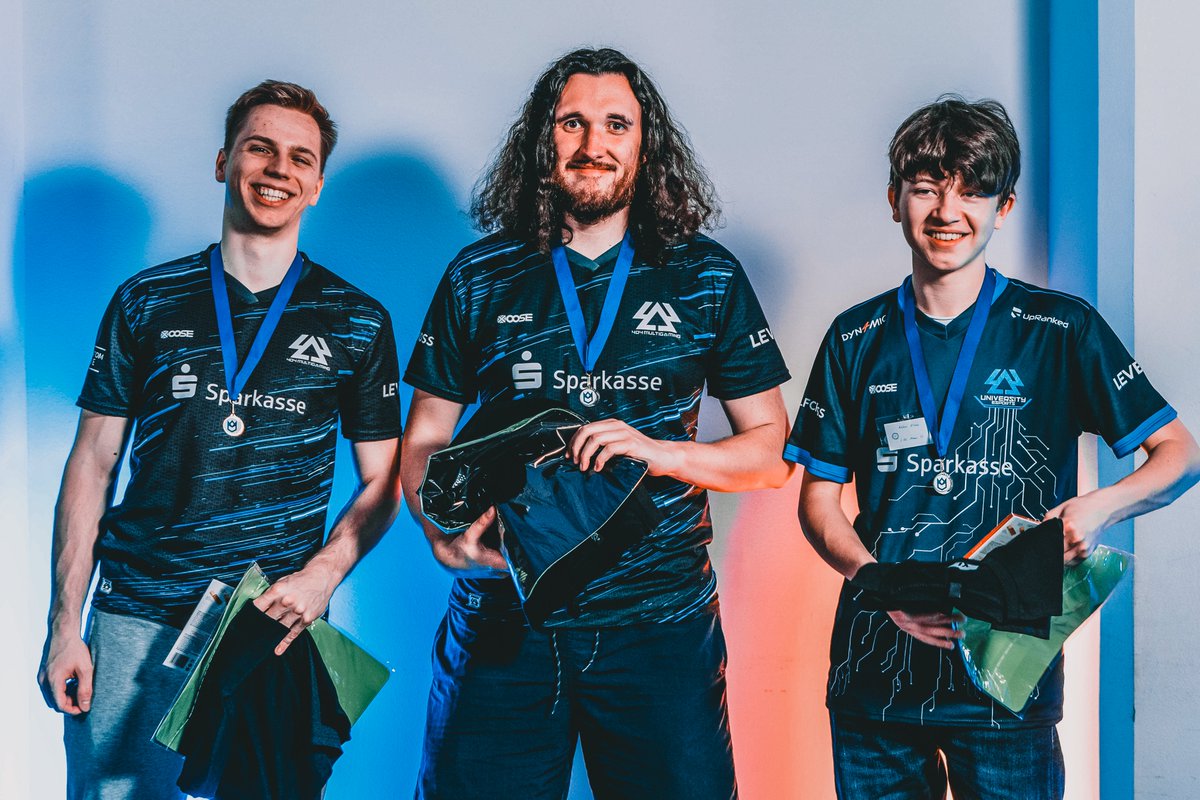 Am Ende gelang ein fantastischer Doppelsieg: Das 404 UE Mainteam belegte den 1. Platz, Die 404 Macher konnten sich den 2. Platz sichern - herzlichen Glückwunsch Jungs! 🥳

#404MG #404UE #LNCMasters #Uniliga #Dresden #Leipzig #RocketLeague #GamingSzeneDresden #Gaming #ESport