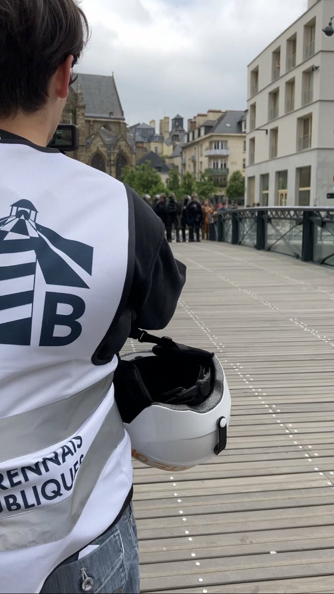 nab_parrhesia's tweet photo. L’observatoire Rennais des libertés publiques #ORLIB présent à la manif du #23mai à #Rennes. https://t.co/ybR9MRovle