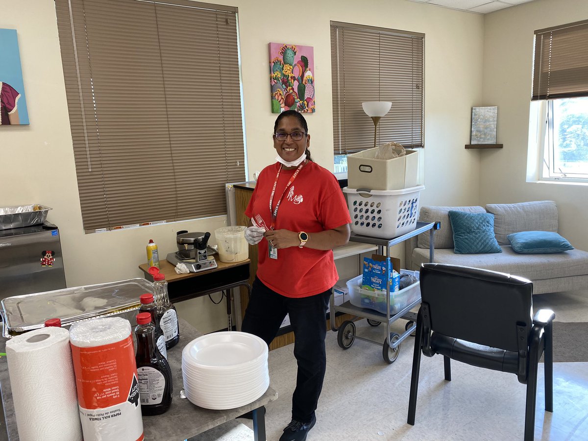 MrsNassau's tweet photo. Thank you to our amazing Algebra team for providing 8th grade Algebra 1 test takers with a delicious breakfast!!!! Our students had waffles, eggs, fruit, donuts, juice, and so many other tasty treats to wake up their brains! Good luck to our students today!! @IMS_Indians https://t.co/wCvzO8lFrJ