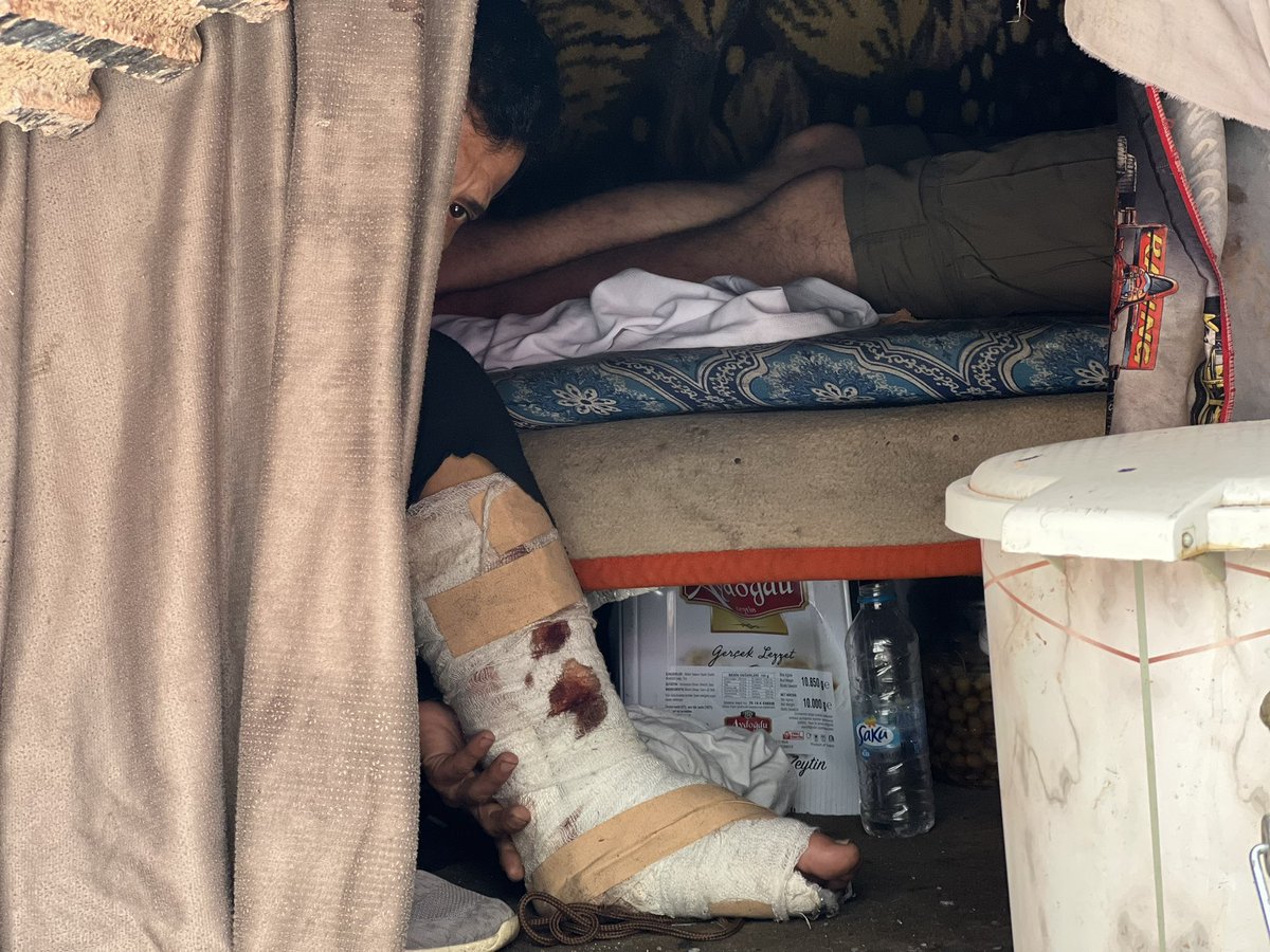 Filistinli bir mülteci, çalıştığı inşaatta düşerek bacağını kırdı. İşten çıkarıldıktan sonra evden de kovuldu. Şimdi o mülteci günlerdir Su Kemeri’nin altında gayri insani koşullarda acı içinde inleyerek yardım bekliyor.