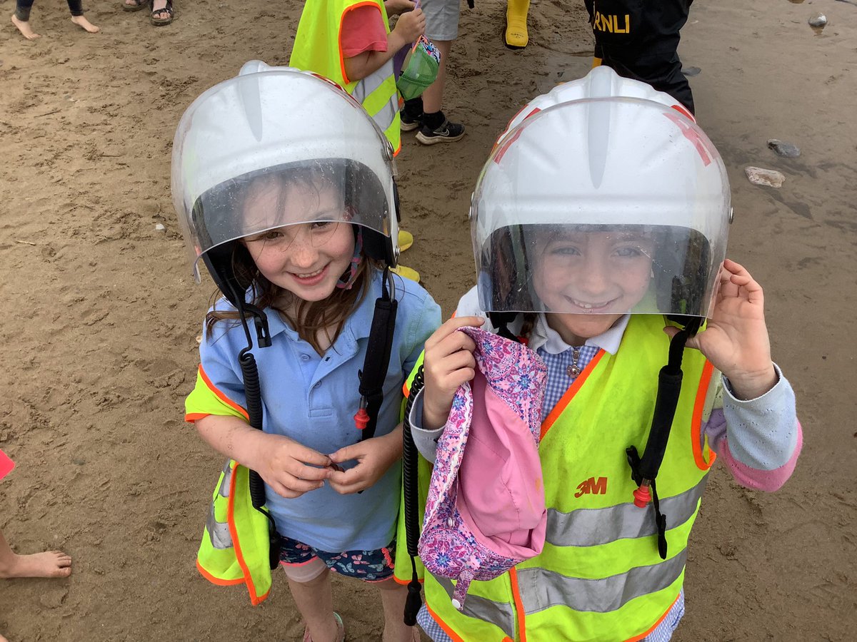 llanrhidianp's tweet photo. #LlanPengwin had a fantastic day at Port Eynon & Horton beach today. We even saw the lifeboat crew making a rescue. that was very exciting #LlanCym #LlanHum #LlanFun @HortonRNLI https://t.co/bJTJc3QlFY