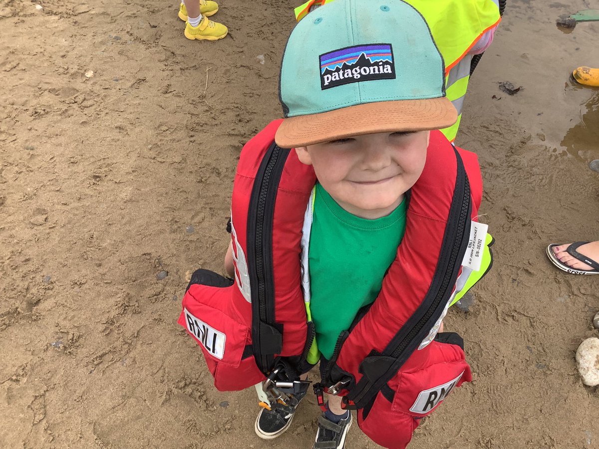 llanrhidianp's tweet photo. #LlanPengwin had a fantastic day at Port Eynon & Horton beach today. We even saw the lifeboat crew making a rescue. that was very exciting #LlanCym #LlanHum #LlanFun @HortonRNLI https://t.co/bJTJc3QlFY