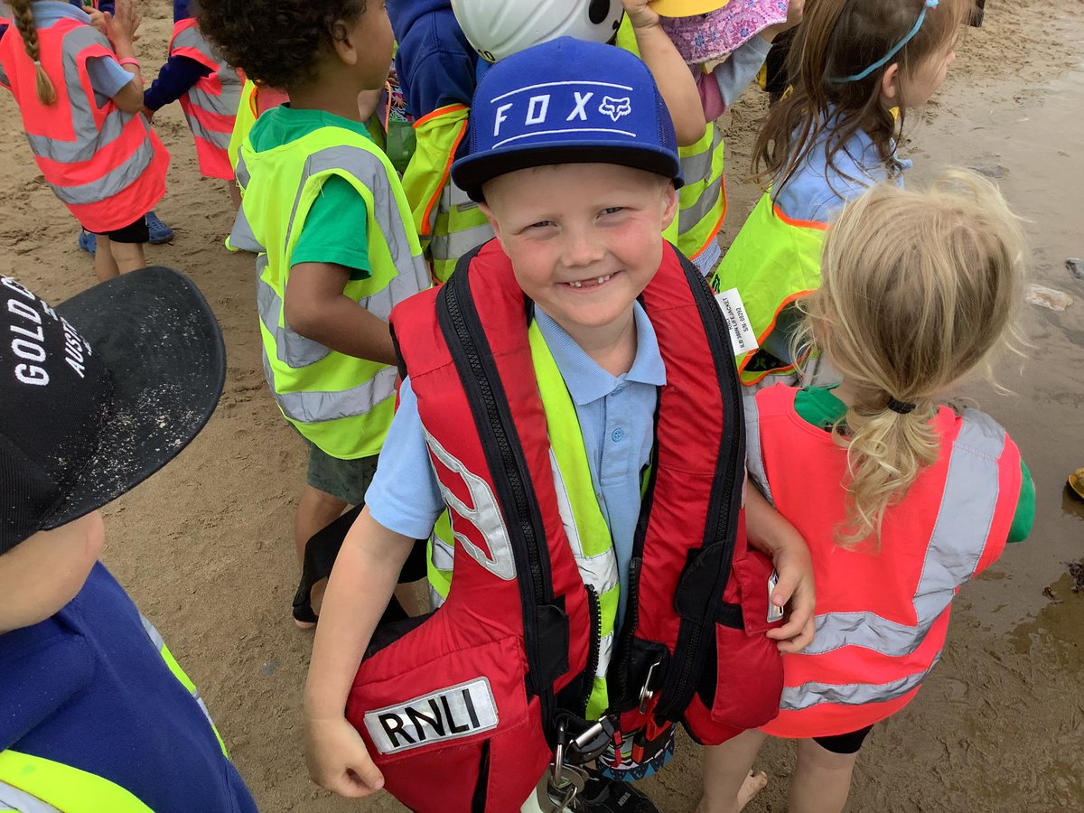 llanrhidianp's tweet photo. #LlanPengwin had a fantastic day at Port Eynon & Horton beach today. We even saw the lifeboat crew making a rescue. that was very exciting #LlanCym #LlanHum #LlanFun @HortonRNLI https://t.co/bJTJc3QlFY
