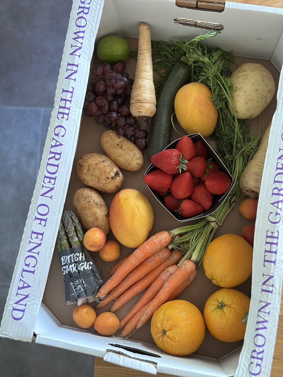 zanzaneet's tweet photo. This week I am again looking forward to those #British #asparagus spears along with some juicy #plasticfree strawberries. Brazilian mangoes for pud and carrots for #koshimbir in the week. That’s what’s in my local farm shop #fruitnveg box this week
#foodsustainability #weeklyshop https://t.co/vf2kYYT71y
