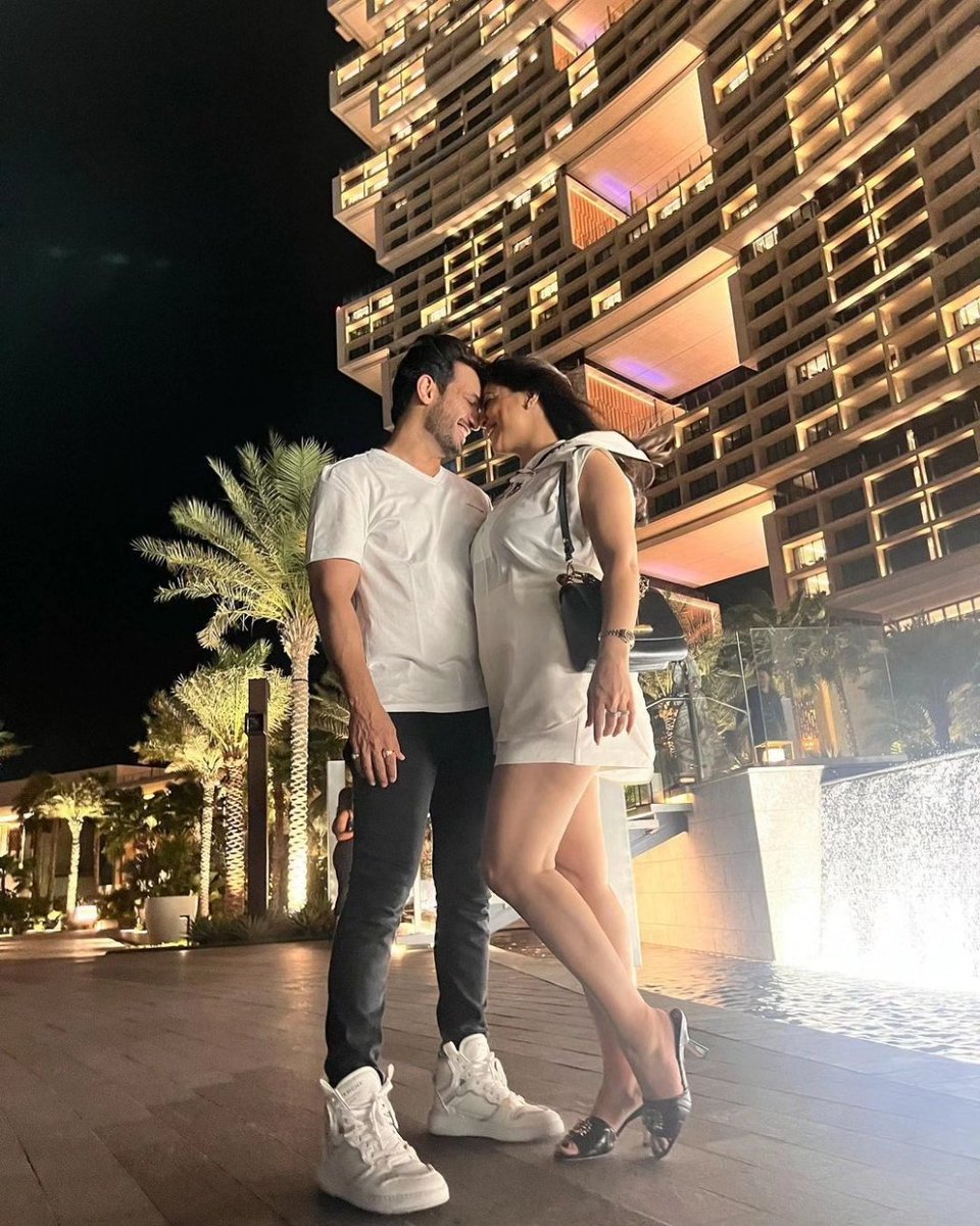 ETadkaOfficial's tweet photo. This is what a decade of being in love looks like ๐ They are couple goals ๐คฉ
@Thearjunbijlani
Source: @teamgolecha
#arjunbijlani #nehaswami #arjunneha #marriedlife #couplegoals https://t.co/Hdk9nJsCcK