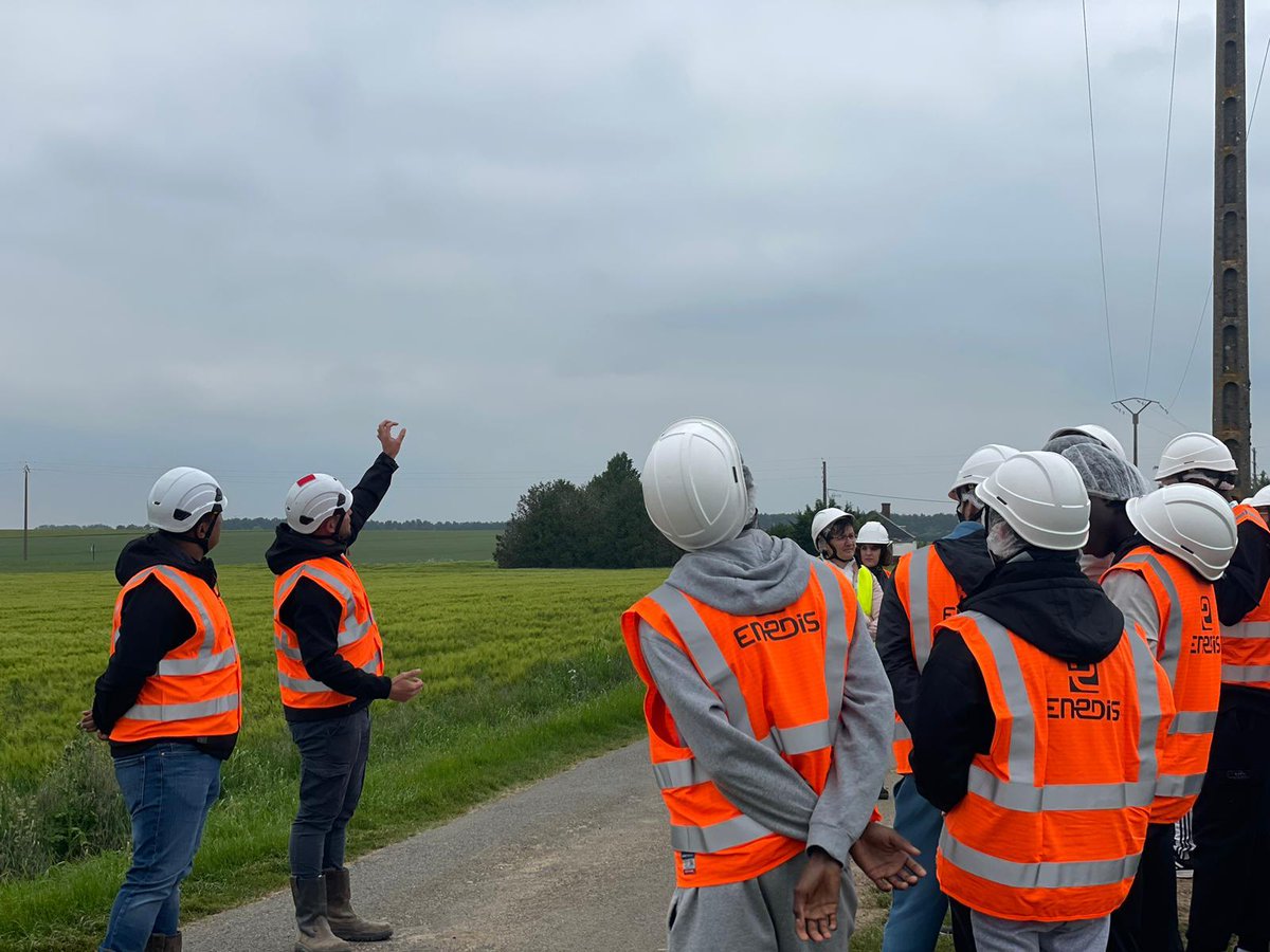 enedis_centre's tweet photo. #Charsonville (45) : une cinquantaine de lycéens visitent le chantier de Rénovation Programmée ⚡L'occasion de leur faire découvrir les métiers du Distributeur d'électricité et de créer des  vocations ✅ Enedis CVL recrute 122 nouveaux talents en CDI et en alternance  en 2023❗ https://t.co/TDP2Ss1PJc
