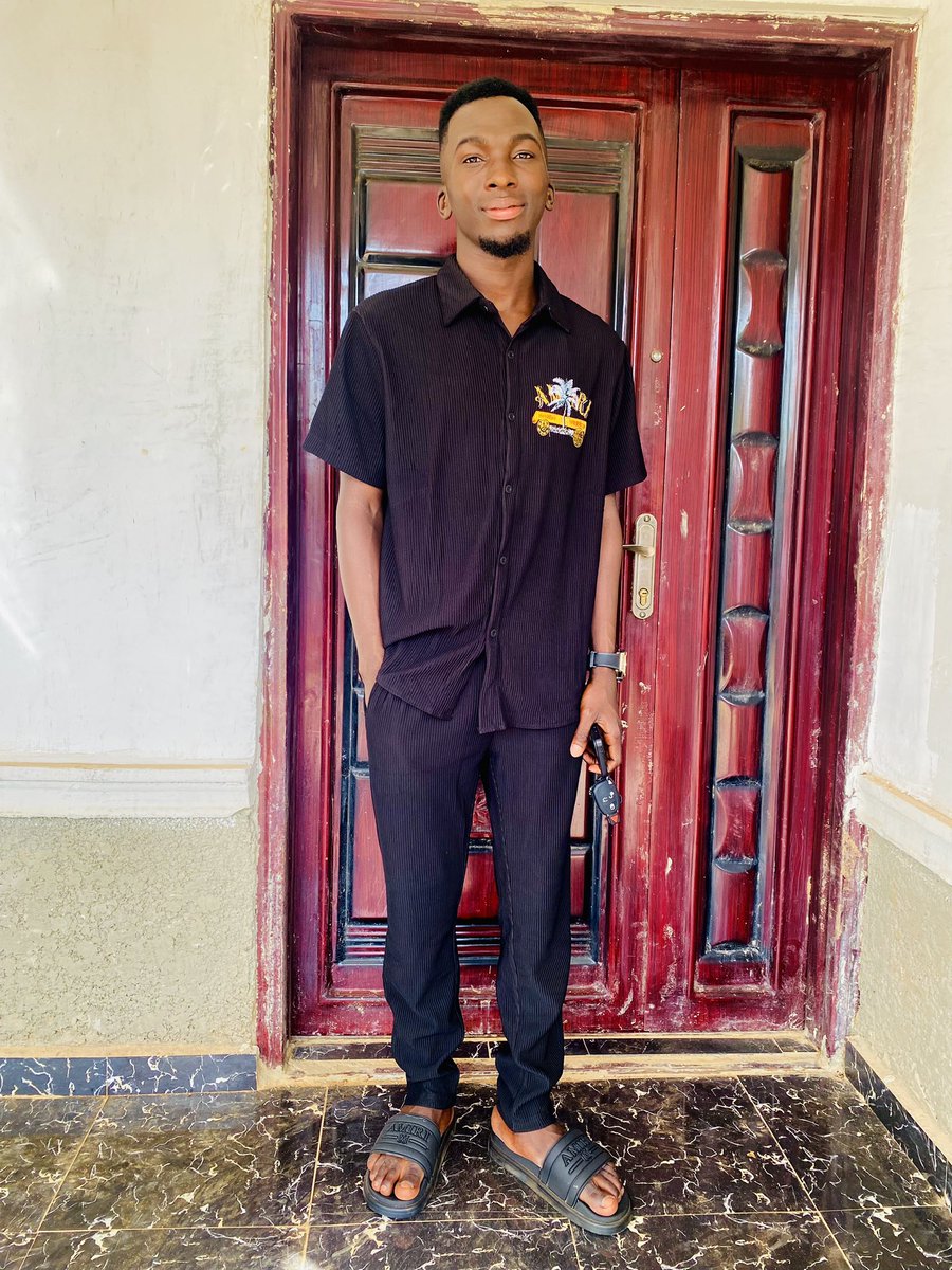 jayfund11's tweet photo. My pastor done force me barb my hair 😂😂 https://t.co/OlXXDDkYUo