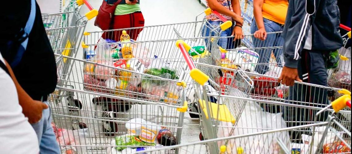 prensaClCPC's tweet photo. #ATENCIÓN | La canasta básica de alimentos en Venezuela subió un 3 % en abril. El salario mínimo, de unos 5,17 dólares mensuales al tipo de cambio promedio de abril, cubre 1 % de la canasta, de cuyos 60 productos “apenas alcanza para comprar un litro de aceite”. #Noticias24 https://t.co/PXMeipUg5F