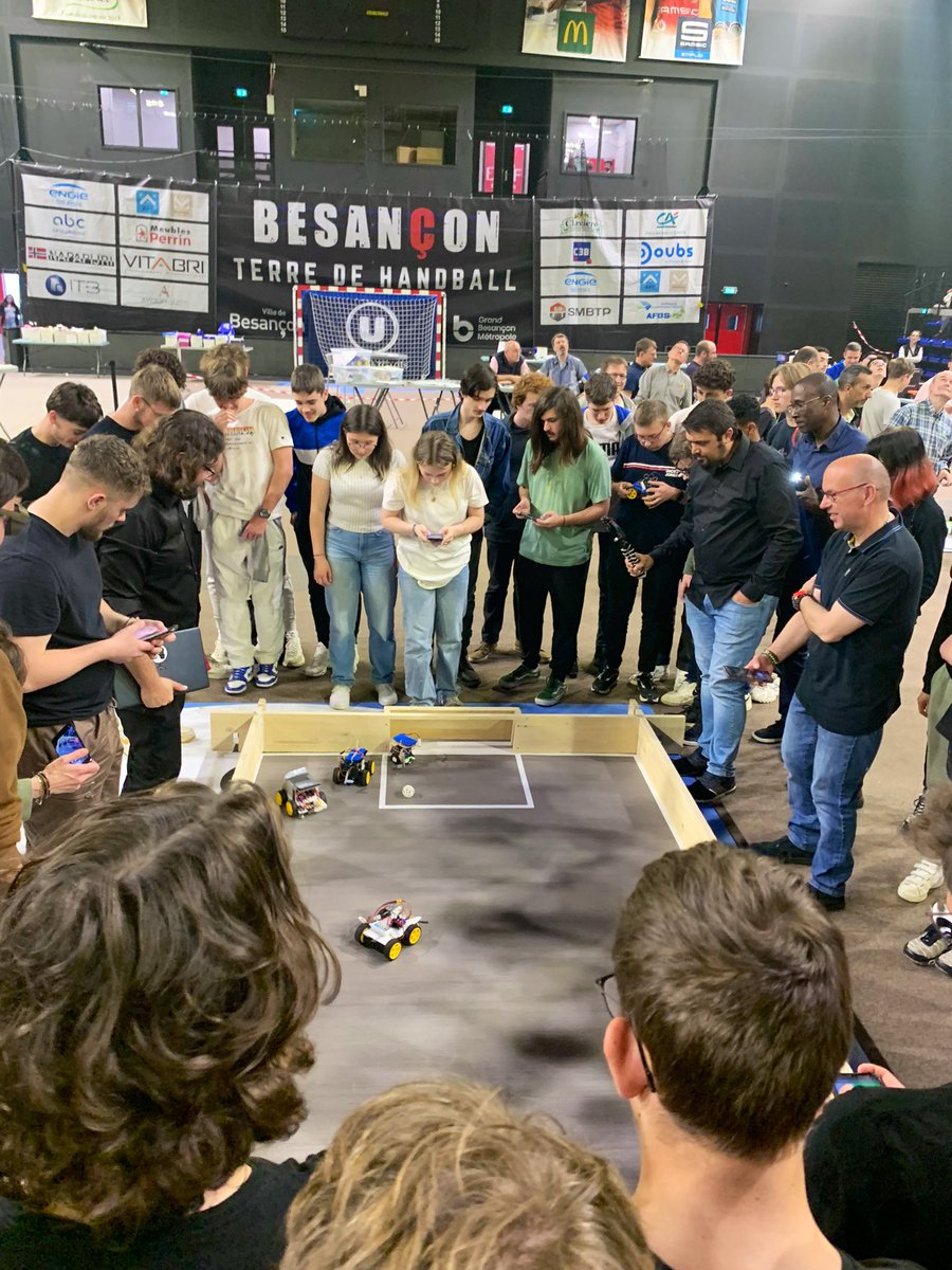 acbesancon's tweet photo. Plus de 1 000 collégiens et lycéens présents, aujourd’hui, au concours « Cybertech Comtois » pour relever des défis robotiques.
Imaginer, concevoir, réaliser, collaborer, communiquer… une palette de compétences et de talents exploitée par les compétiteurs.
Bravo 👏 https://t.co/YXbjjqgYD7
