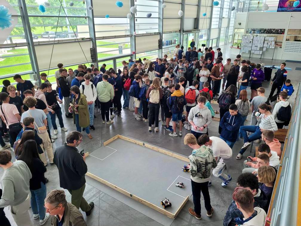 acbesancon's tweet photo. Plus de 1 000 collégiens et lycéens présents, aujourd’hui, au concours « Cybertech Comtois » pour relever des défis robotiques.
Imaginer, concevoir, réaliser, collaborer, communiquer… une palette de compétences et de talents exploitée par les compétiteurs.
Bravo 👏 https://t.co/YXbjjqgYD7