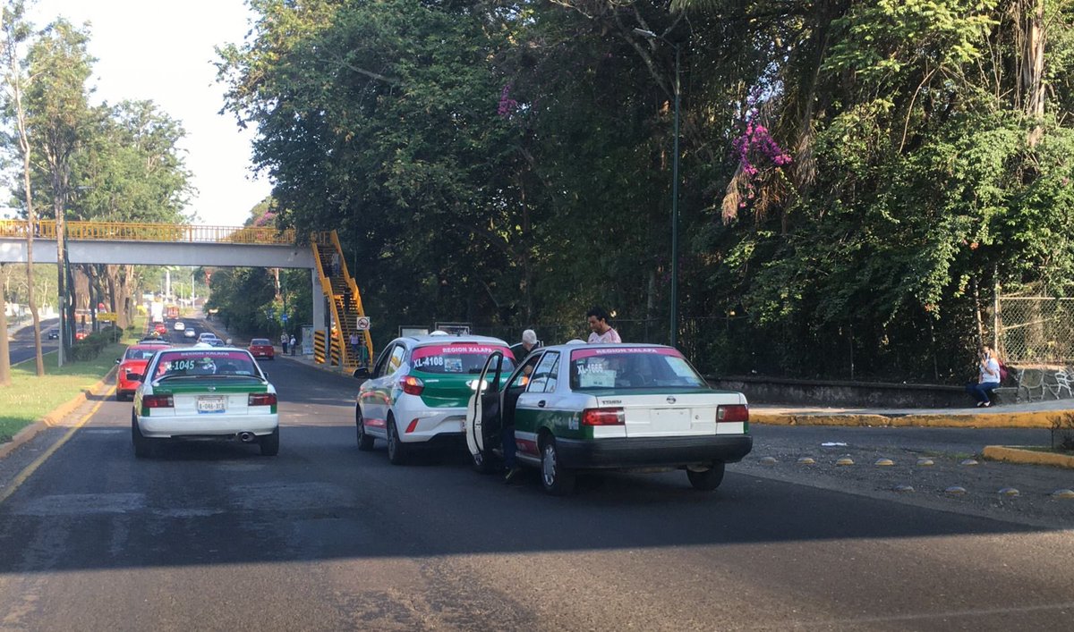VialidadXalapa's tweet photo. Duelo de titanes. Abajo del puente de plaza animas. Circunvalación en el carril de subida.
Crédito Enrique Lionheart https://t.co/8KgTiqgeff