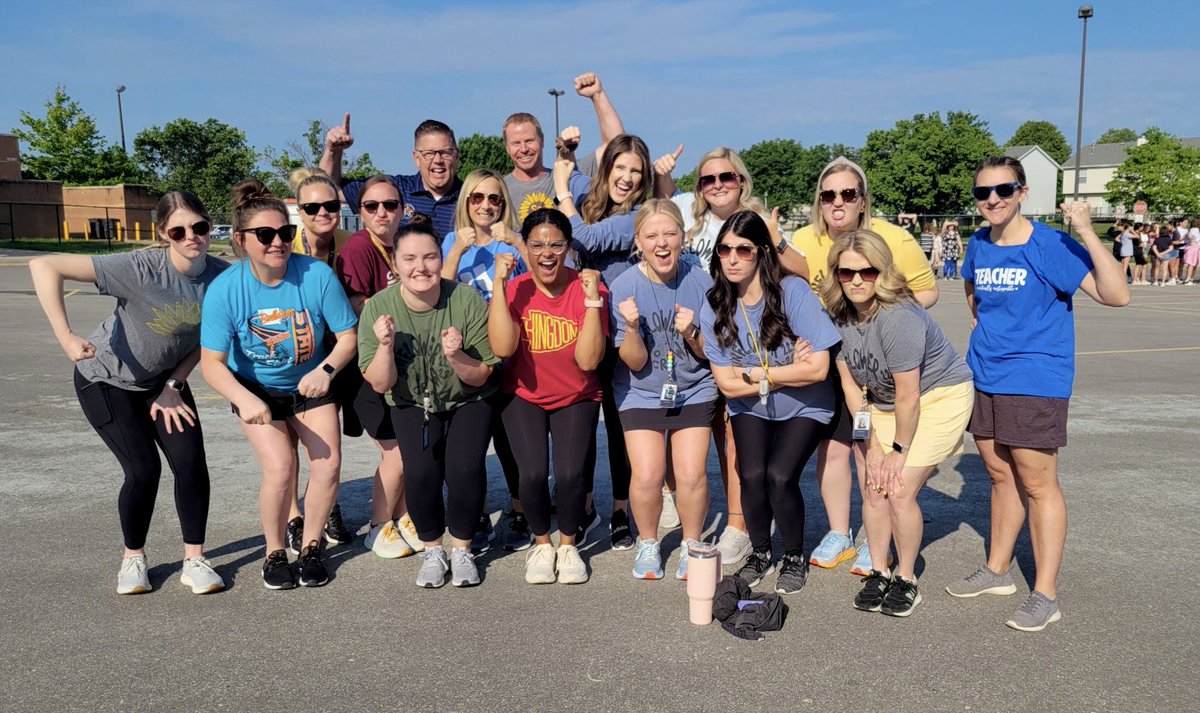 Sunflower_Art_'s tweet photo. Teachers vs 6th grade kickball game squad!! @QuickClassFam @mrszack @mrshawkins512 @mrsaverysmsd @KalisRyan @TOvertonteach @KarrieLox @MissMatlock512 @miss_laurenwood https://t.co/dkNHy2Xfhx
