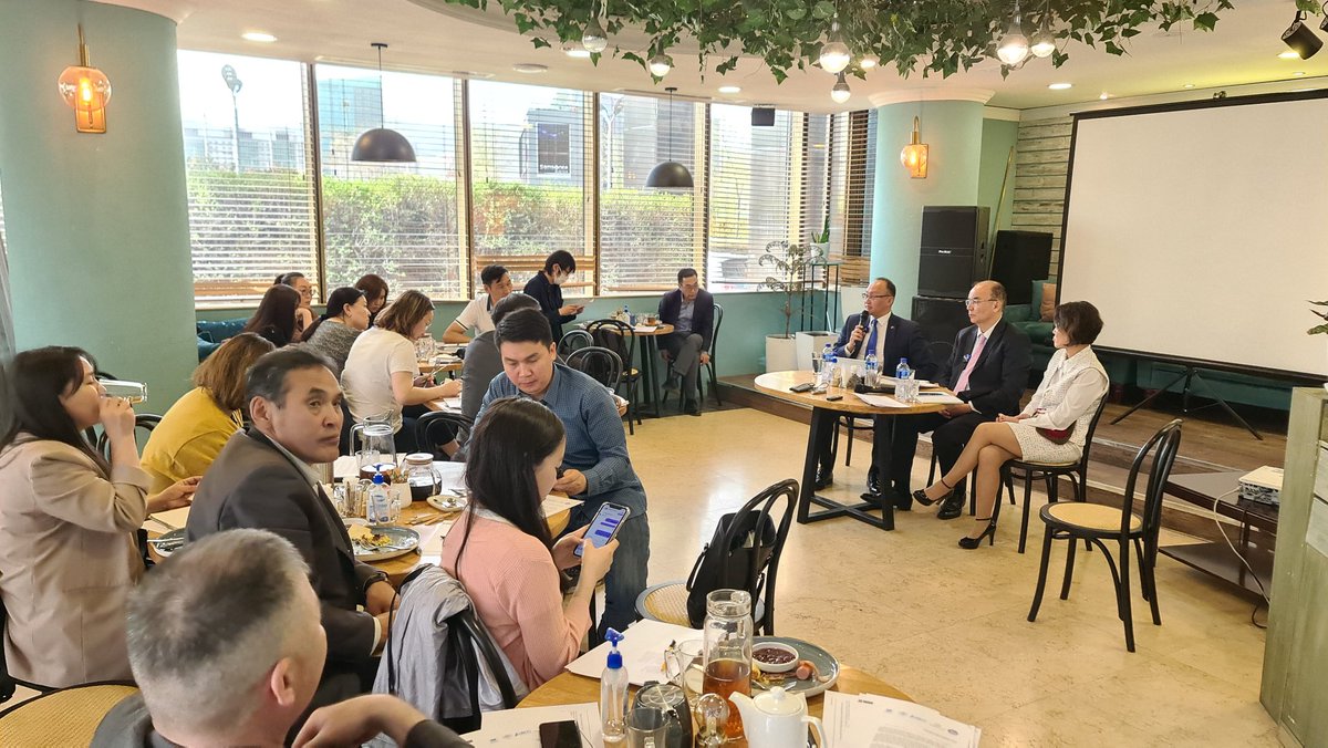 Өглөө "Эдийн засгийн сэтгүүлчдийн клуб" дээр Хөрөнгө оруулалтын хууль, татварын багц шинэчлэл, бизнес, хөрөнгө оруулалтын орчны талаар хэлэлцүүлэгт оролцож, мэдээлэл өглөө."Бидний хувьд хөрөнгө оруулагчдын амжилтын түүхүүд нь хамгийн сайн PR юм." <a href="/OyunerdeneMN/">Л.Оюун-Эрдэнэ</a> <a href="/AmChamMongolia/">AmCham Mongolia</a>