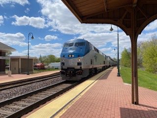 deirdrebaker's tweet photo. Train travel should be available from the Quad-Cities to Chicago, I say in today’s blog. Here you go: https://t.co/EwnDeHsm4O https://t.co/fhu8Yi6VMz