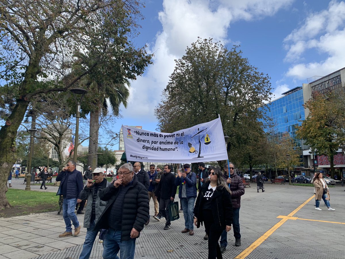 nicomedinapa's tweet photo. Trabajadores del sindicato único del liceo La Asunción de #Talcahuano cumplen 8 días en huelga exigiendo reajuste salarial. Hoy llegaron hasta el arzobispado para obtener respuestas.  Son más de 2.500 estudiantes que están sin clases @adnradiochile https://t.co/XvHgeRrwcp