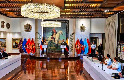 prensaClCPC's tweet photo. #ATENCIÓN | Colombia y Venezuela suscriben una declaración conjunta en materia de seguridad y defensa. La firma tuvo lugar en Caracas durante la tercera reunión bilateral de los titulares de Defensa. #Noticias24 #Venezuela https://t.co/vhVKPzyyKN