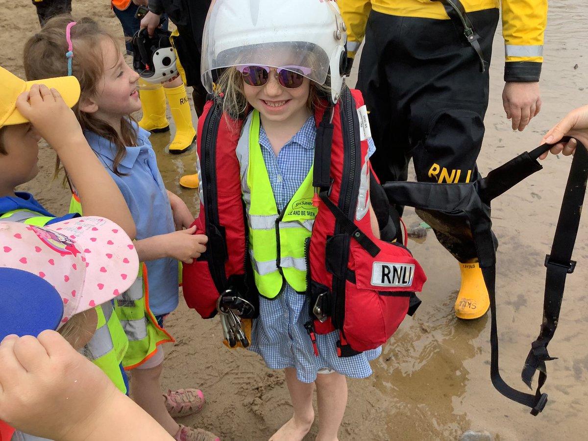 llanrhidianp's tweet photo. #LlanPengwin had a fantastic day at Port Eynon & Horton beach today. We even saw the lifeboat crew making a rescue. that was very exciting #LlanCym #LlanHum #LlanFun @HortonRNLI https://t.co/otRDzsEAjR