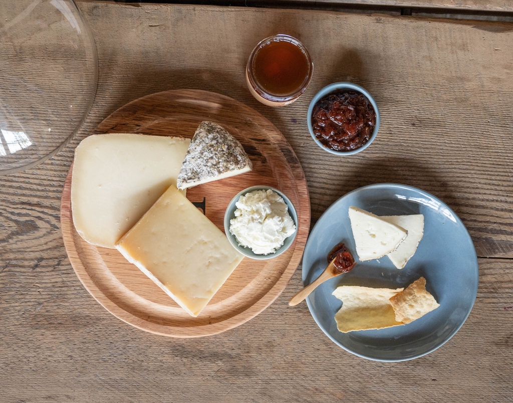 This quarter's Cheese Club Box features <a href="/UrbanSteadChees/">UrbanSteadCheese</a>'s Street Ched and Aged Gouda and our signature Brebis and Herbed Tomme, all paired with Strawberry Ramp Jam and Blackberry Farm Honey. Get your box: bit.ly/BFCheeseClub23…
#BlackberryFarm #CheeseClub