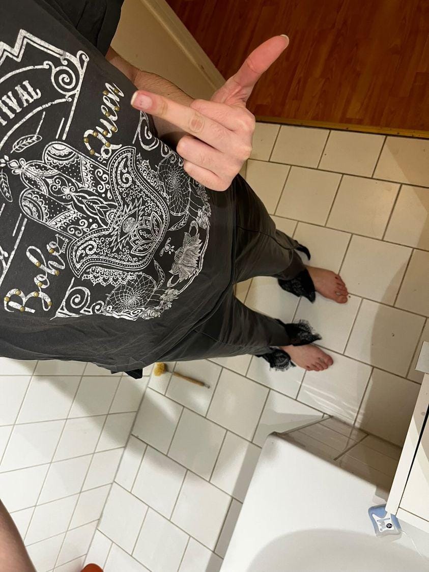 Auf die Knie und leck den boden auf dem ich gehe du Stück wertloses scheiße!! 
Dein erbärmliches Sklavenleben gehört ab sofort einer lady die dein Leben richtig fick !