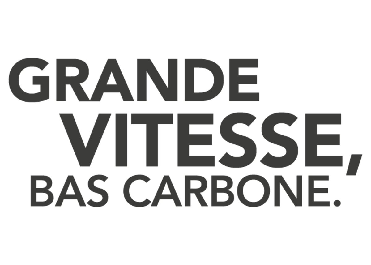 🍃C'est le moyen de transport le plus propre : un trajet Lille-Paris en train représente 0,6kg d'émission de CO₂ par personne, contre 49kg en voiture.