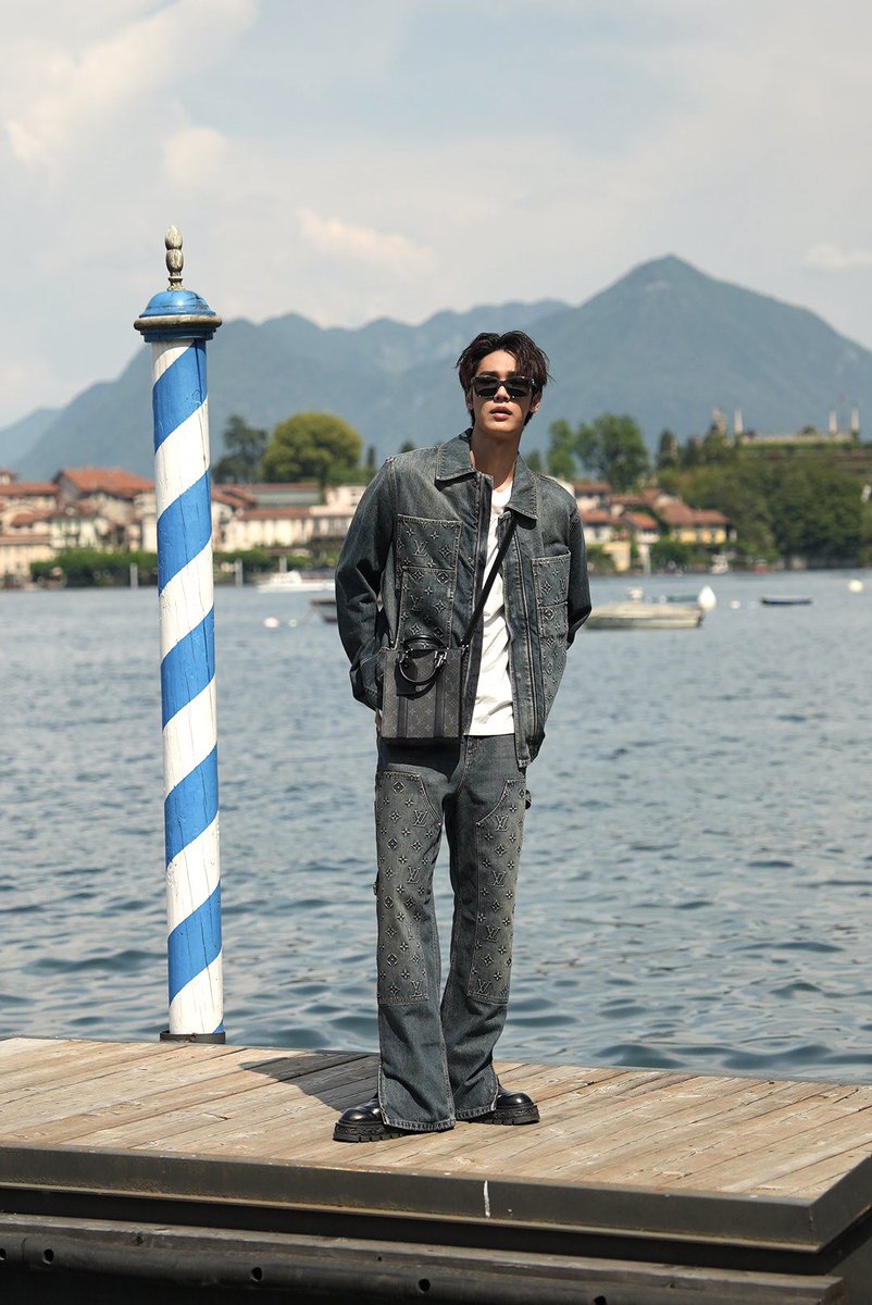 ELLEThailand's tweet photo. ลุคแรกของดิว จิรวรรตน์ @dew_jsu ที่อิตาลี! กับลุคเสื้อแจ็กเก็ตเดนิมลาย Monogram พร้อมกระเป๋า Sac Plat Mini เดินเที่ยวเล่นใน Stresa เมืองพักตากอากาศริมฝั่งทะเลสาบ Maggiore ก่อนที่จะเข้าร่วม���มโชว์ #LVCruise24 ในวันที่ 25 พ.ค. นี้

#ELLEreports
#LouisVuitton #dew_jsu #LVCruise24xDew https://t.co/koBBn3jVdb
