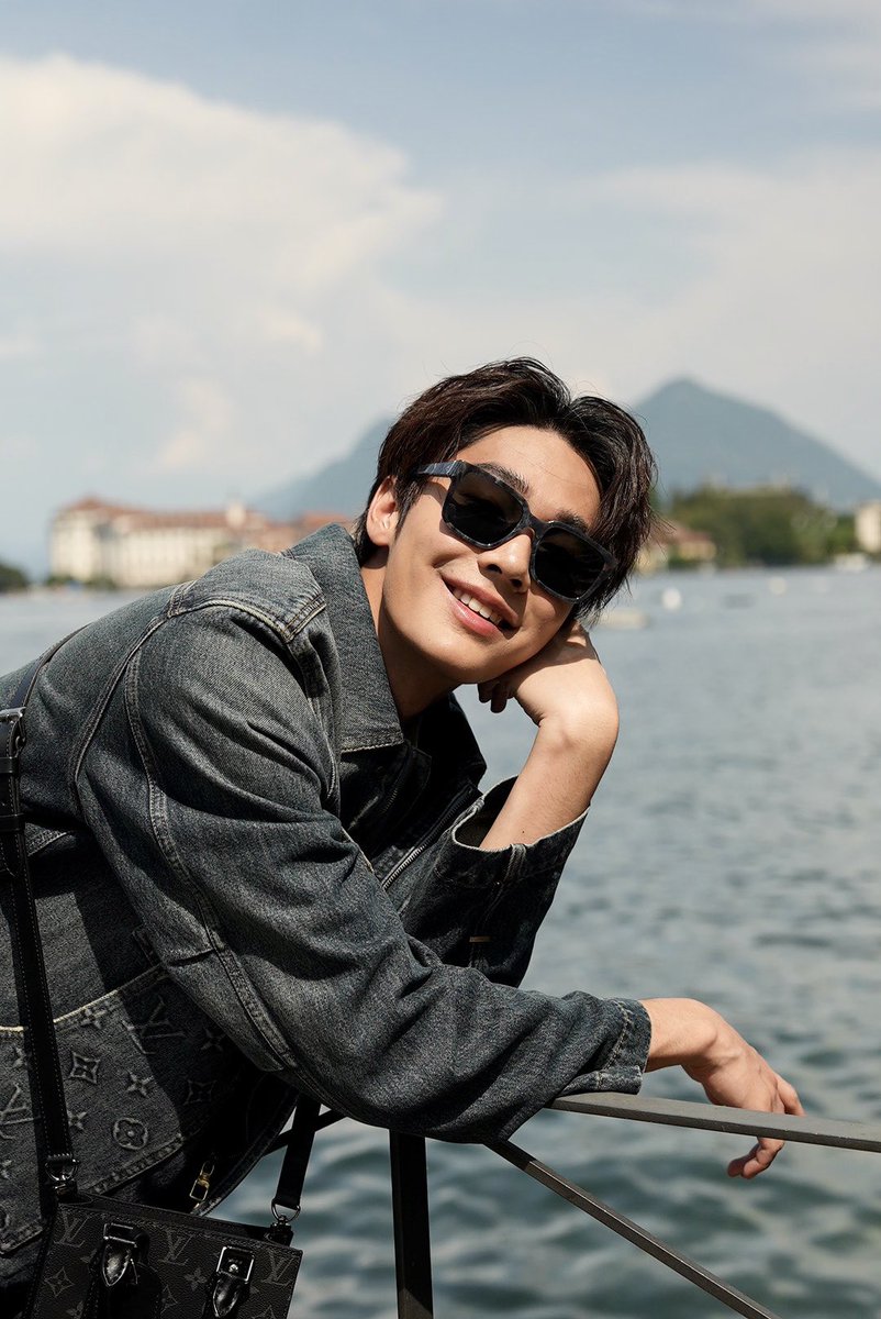 ELLEThailand's tweet photo. ลุคแรกของดิว จิรวรรตน์ @dew_jsu ที่อิตาลี! กับลุคเสื้อแจ็กเก็ตเดนิมลาย Monogram พร้อมกระเป๋า Sac Plat Mini เดินเที่ยวเล่นใน Stresa เมืองพักตากอากาศริมฝั่งทะเลสาบ Maggiore ก่อนที่จะเข้าร่วม���มโชว์ #LVCruise24 ในวันที่ 25 พ.ค. นี้

#ELLEreports
#LouisVuitton #dew_jsu #LVCruise24xDew https://t.co/koBBn3jVdb