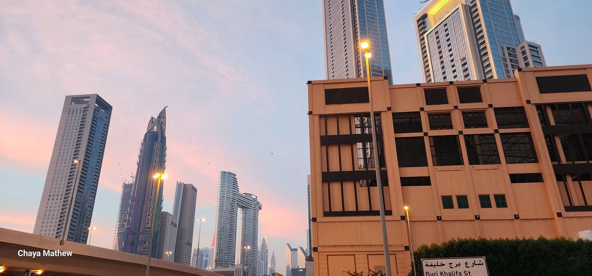 Don't ever fail to look up!
#lovindubai #dubaisky #Dubai #beautifulevening