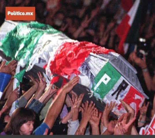 CuitlahuacGJ's tweet photo. La foto tomada en un mitin foxista… (cuando solían engañar que el PAN y PRI eran distintos, hoy están juntitos). 

Aquí se ve claramente que Fox deseaba la muerte de Alito… jajaja. 

Los voceros de la derecha que maldefienden la SCinJN fingen amnesia. https://t.co/0I0TfiIVGJ