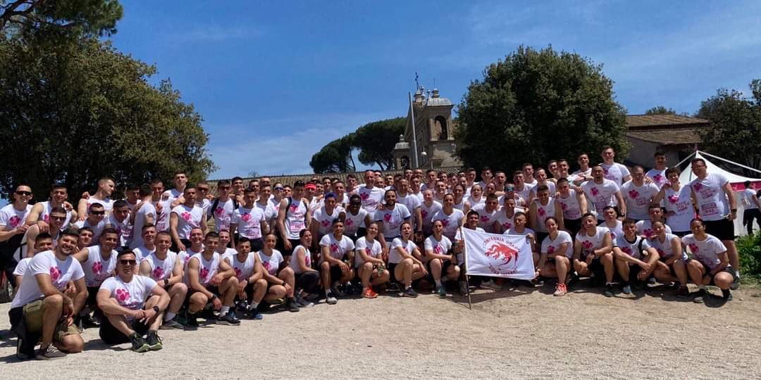 Esercito's tweet photo. I nostri #soldati campioni di solidarietà 🎗  al fianco di chi ha bisogno! 
Sveliamo la classifica dei reparti più numerosi che hanno partecipato alla #RacefortheCure2023 con la squadra #UnaAcies dell’ @Esercito:
🏆🎖
 🥇Accademia Militare 
 🥈Scuola Sottufficiali
 🥉6° rgt. Bersaglieri
@SusanGKomen  #KomenItalia #EsercitodegliItaliani #noicisiamosempre #AlserviziodelPaese