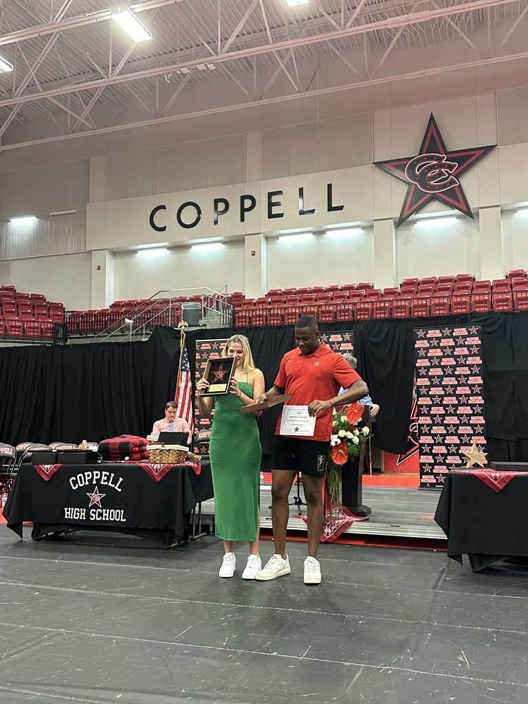 CHSCampusNews's tweet photo. @LauraKSpringer1 awards the “Play” award at the senior award ceremony. #CHSLearnLoveServe #CaptureCoppell https://t.co/J1mjAA4SG8