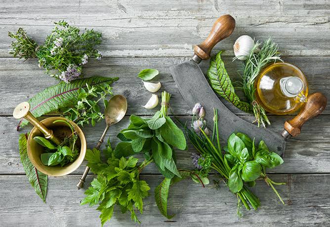 Ramelchizedek's tweet photo. 4 best foods I recommend for raising your vibration high. 🌞🧘🏾‍♂️💚

1. Fresh berries
Berries are low in sugar and they are super high in antioxidants which can help boost your immune system and help reduce inflammation.

2. Fresh herbs
Befides the fact that herbs can make your food taste really good, they have so much healing properties you don't want to miss. For example rosemary has calcium, iron and vitamin B6, it contains antioxidants and anti - inflammatory benefits. It is similar to cilantro herb.

3. Nuts & seeds
Raw unsalted nuts and seeds is one of my favorite high vibration foods because they have great source of protein and fiber and makes it so much easy for me to build muscles. They also contain healthy fats like omega 3s that your body and more specifically your brain needs to function properly.

4. Spices
For thousands of years spiritual yogis and ancient people have been using spices to raise the energetic vibration of food. Turmeric, cinnamon, ginger and cayenne all contain powerful healing properties and help with everything from digestion to blood sugar balance and even arthritis!